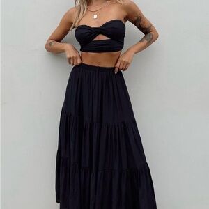 Chic black 2-piece set: twist-front crop top & tiered maxi skirt